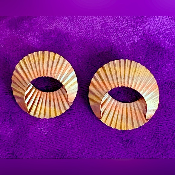 Ribbed Gold Circular Earrings - Picture 1 of 8